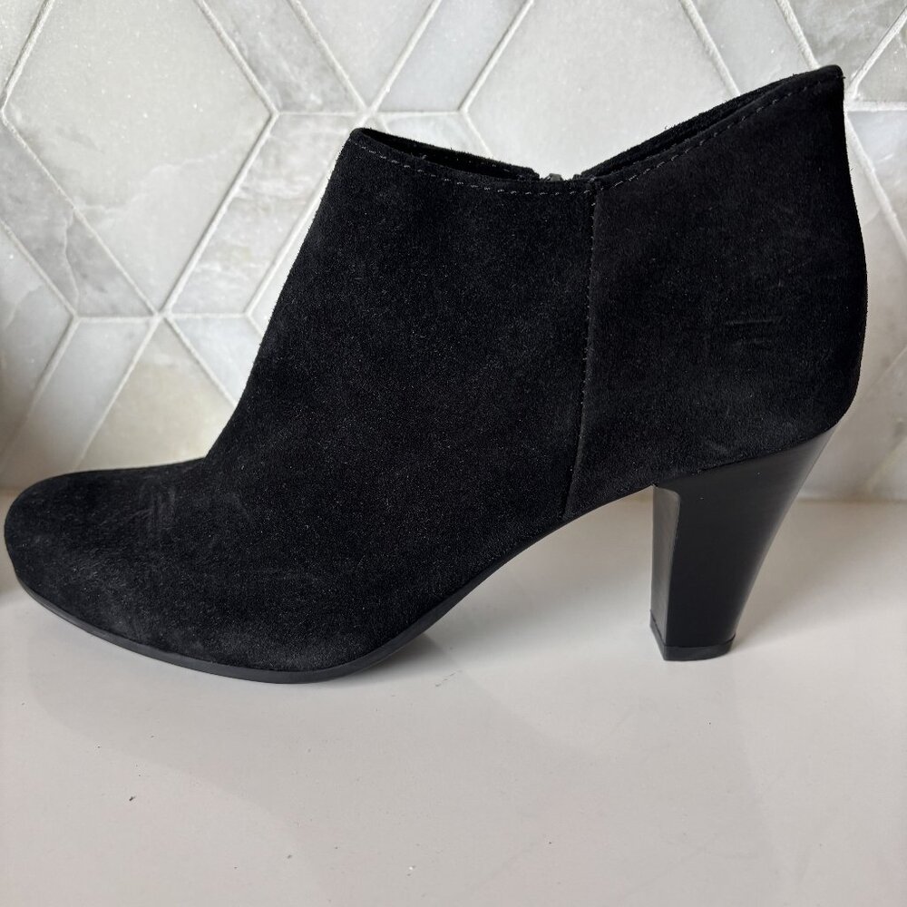 La Canadienne 9M Black Low Top Cone Heel Ankle Bootie Zipper Suede Donovan Boot - Picture 6 of 9